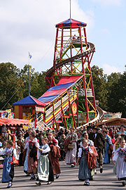 Einzug auf der Thereseinwiese: der Trachten- und Schützenzug 2008 (Foto: MartiN Schmitz)